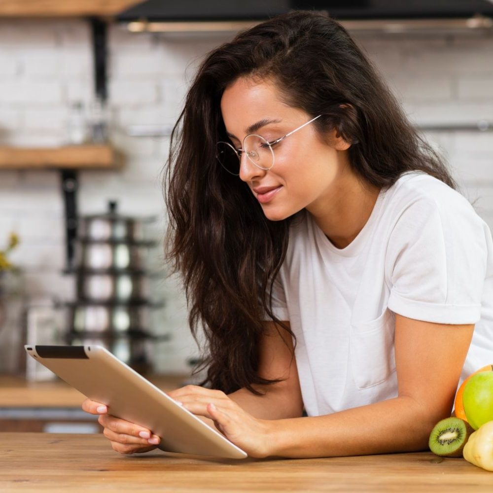 side-view-brunette-woman-with-tablet (1)